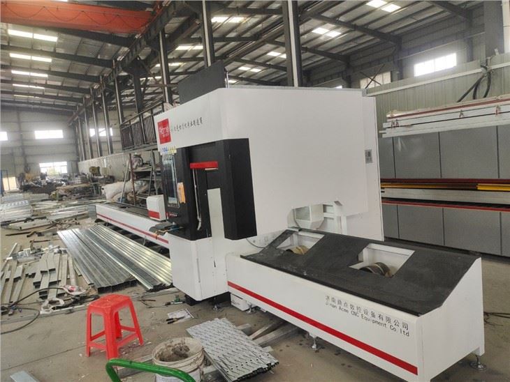 6m Metal Tube Fiber Laser Cutting Machine
